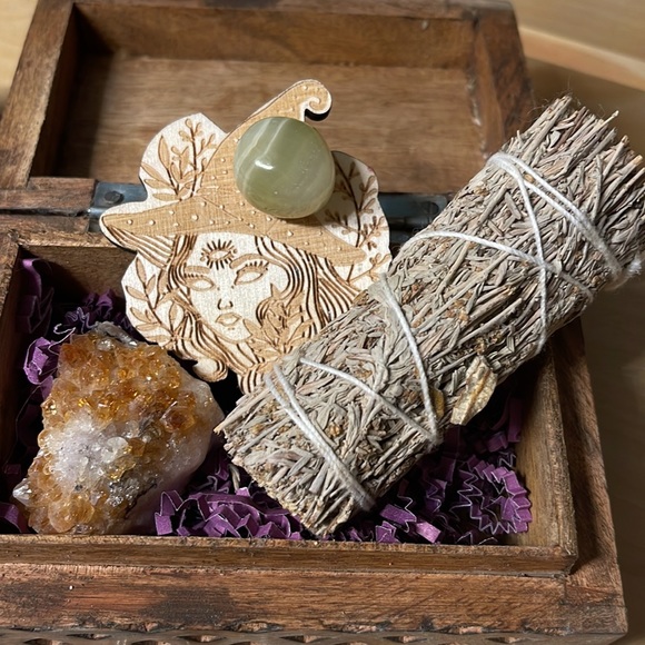 Magical Crystal, Sage & Meditation Holiday Gift Set - Picture 2 of 4